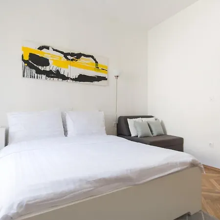 Eden Old Town - Triple With Private Bathroom * Дубровник