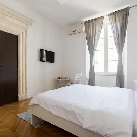 Eden Old Town - Triple With Private Bathroom دوبروفينك